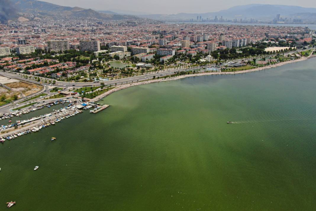 İzmir’de denizin rengi değişti! Görüntü ne ifade ediyor? 27